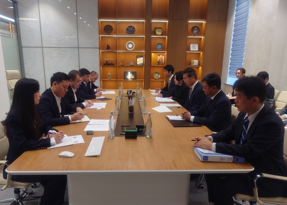 ユスーポフ鉱業・地質省次官と会談する宇野内閣総理大臣補佐官