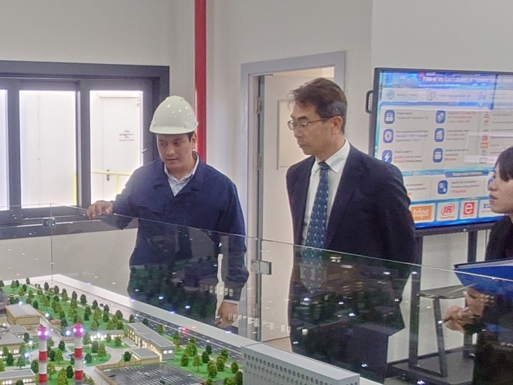 「タシケント熱電併給所建設計画」を視察する宇野内閣総理大臣補佐官