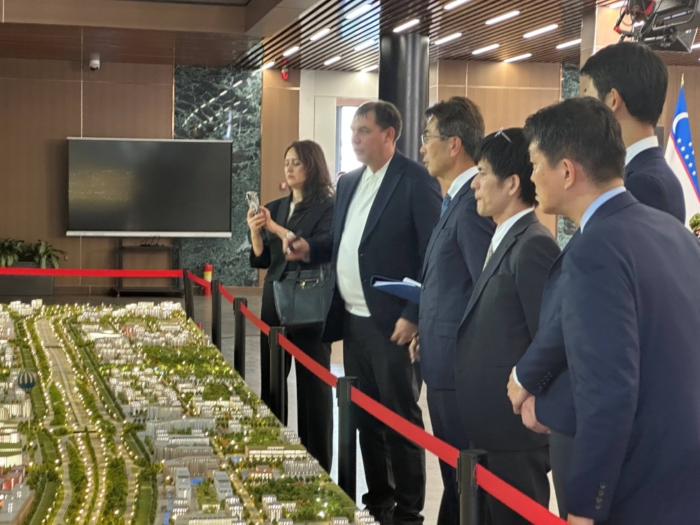 「新タシケント市」計画関連施設を視察する宇野内閣総理大臣補佐官