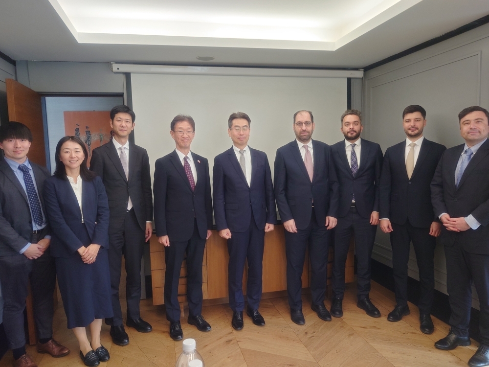 宇野内閣総理大臣補佐官とオズメン大統領府投資・財務局副総裁の会談時の集合写真