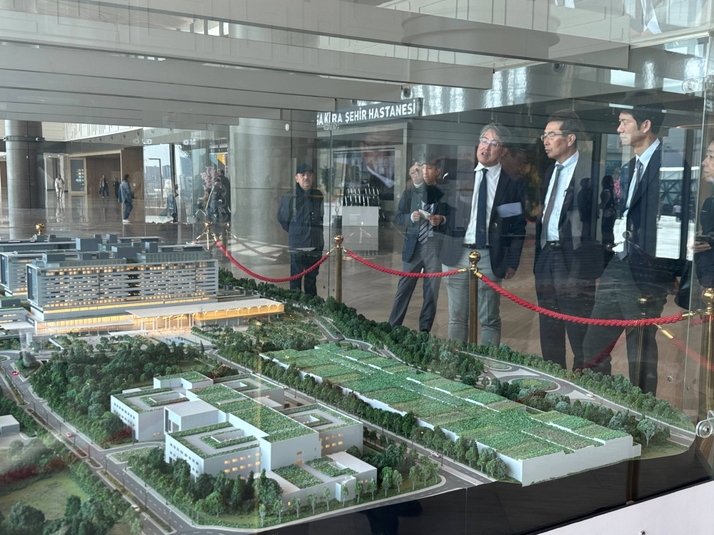 「バシャクシェヒル松と桜都市病院」を視察する宇野内閣総理大臣補佐官