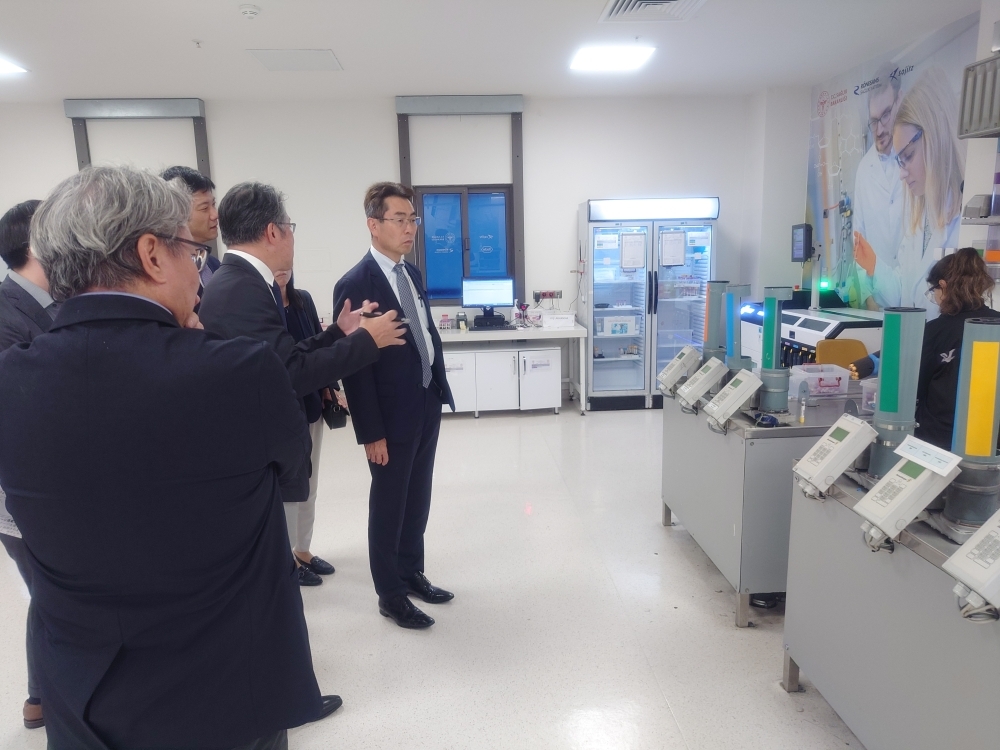 「バシャクシェヒル松と桜都市病院」を視察する宇野内閣総理大臣補佐官