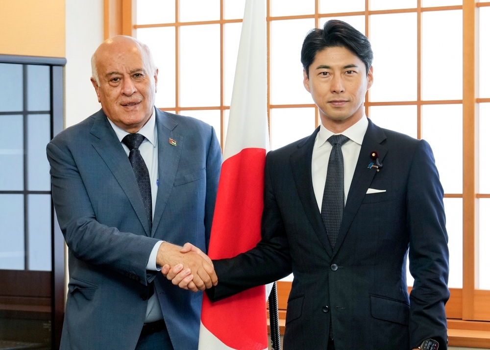 握手をする中曽根外務副大臣とラジューブ・パレスチナ・オリンピック委員会委員長