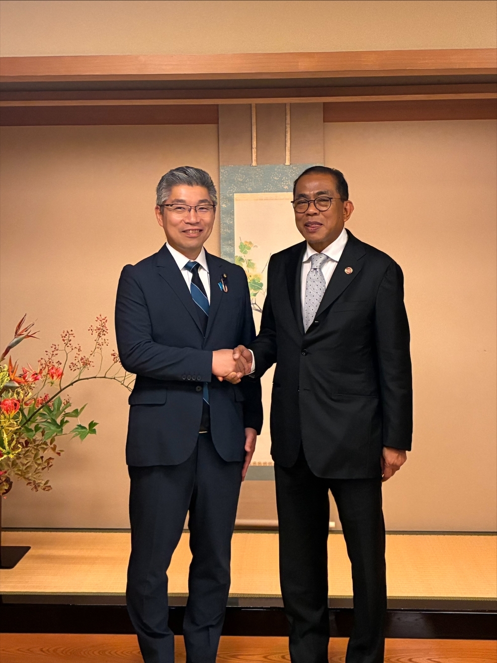 握手をする藤井外務大臣政務官とカレド・マレーシア国防大臣