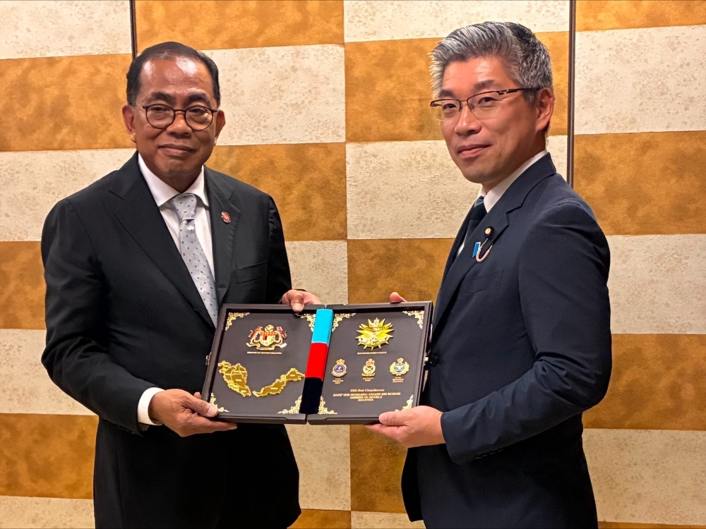 カレド・マレーシア国防大臣から記念盾を受領する藤井外務大臣政務官