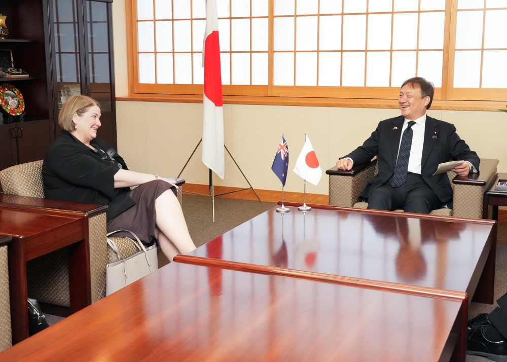 堀井副大臣とシュワルガー駐日大使との意見交換の様子