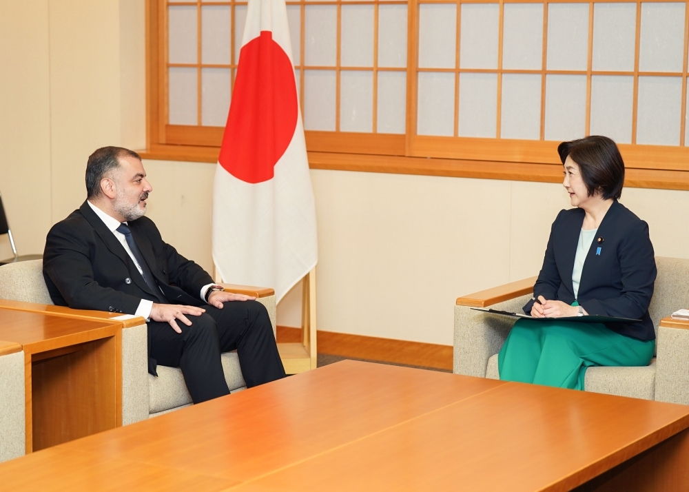 意見交換をする生稲政務官とタリボフ大使