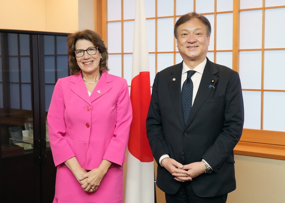 堀井副大臣とメイヒュー会長との記念撮影