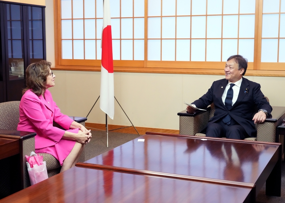 メイヒュー会長と意見交換をする堀井副大臣