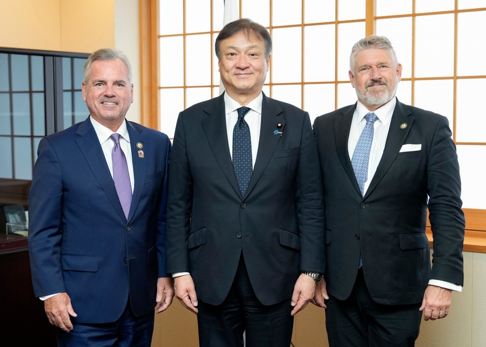 堀井副大臣とマーク・アルフォード連邦下院議員、トロイ・ダウニング連邦下院議員との記念撮影