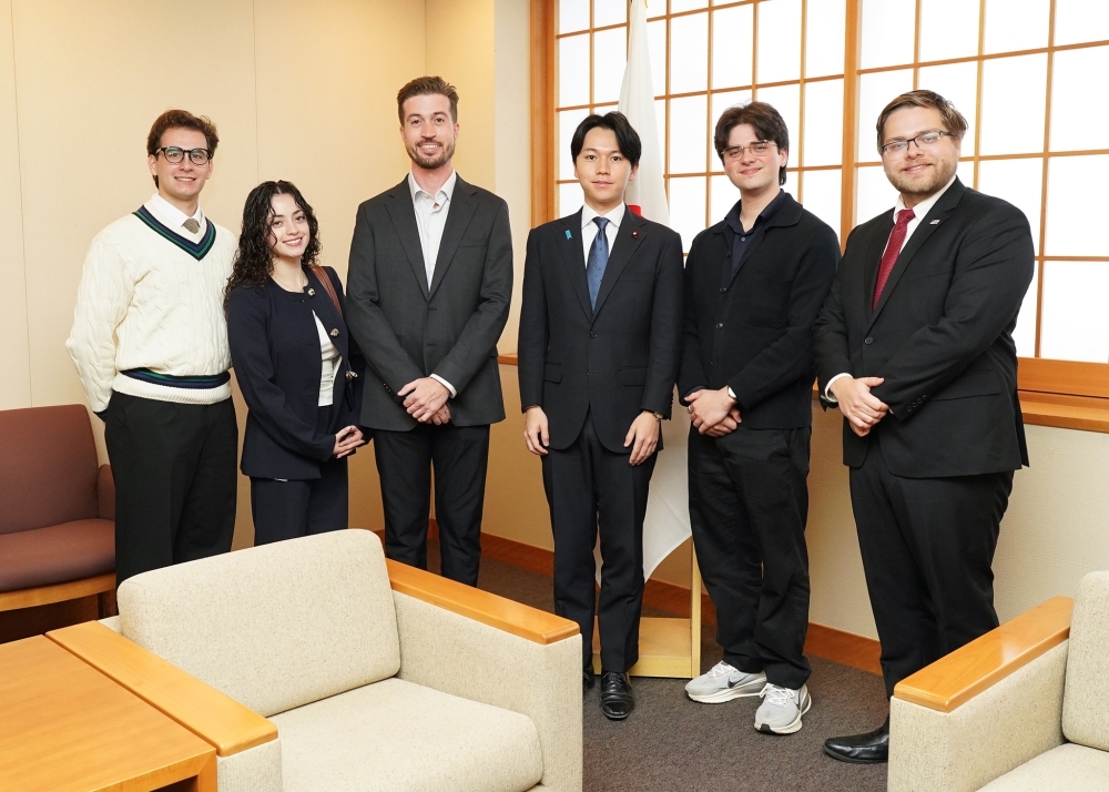 大空外務大臣政務官とヒスパニック系米国人若手リーダーとの記念撮影