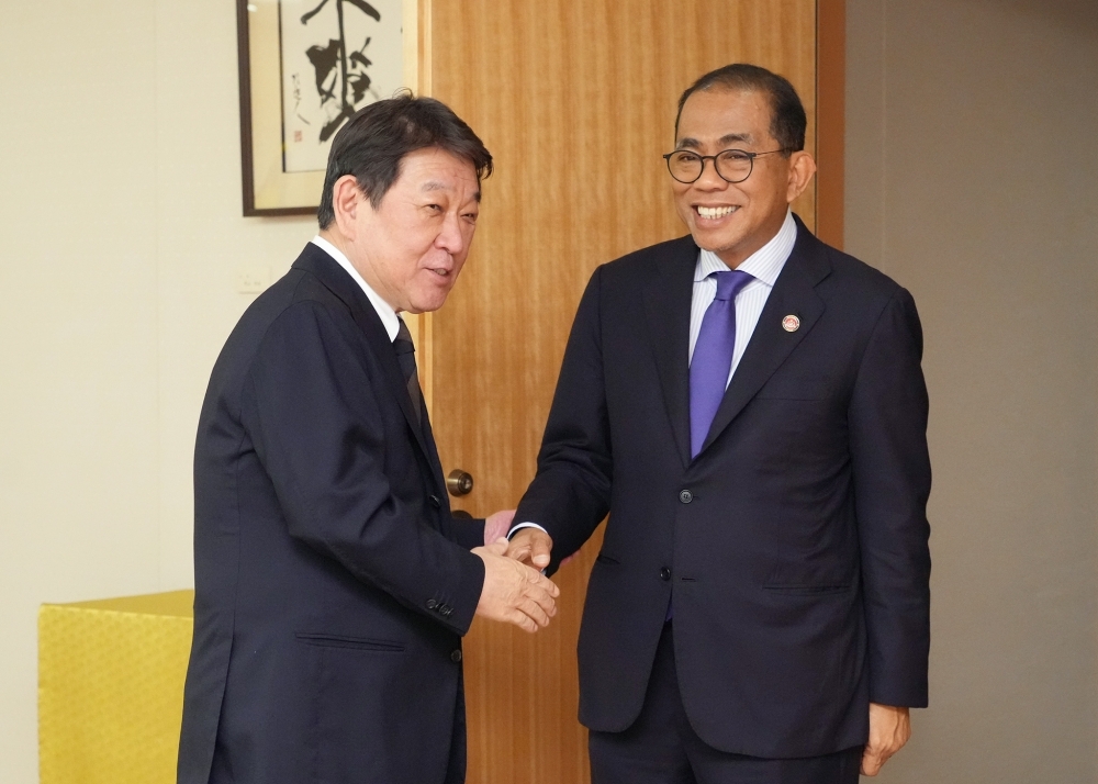 握手をする茂木外務大臣とカレド・マレーシア国防大臣