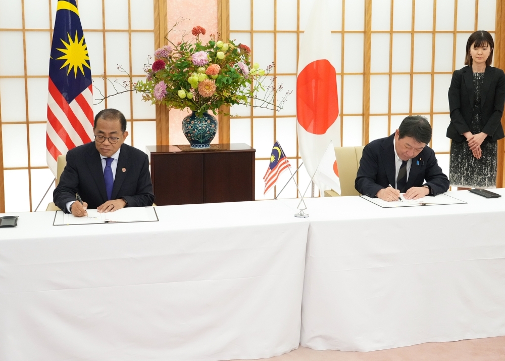 書簡に署名する茂木外務大臣とカレド・マレーシア国防大臣