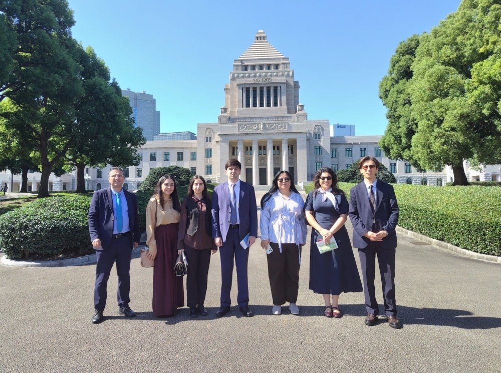 国会議事堂前での招へいプログラム参加者一行の記念撮影
