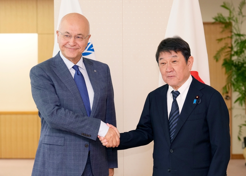 サーレハ国連難民高等弁務官と握手する茂木外務大臣