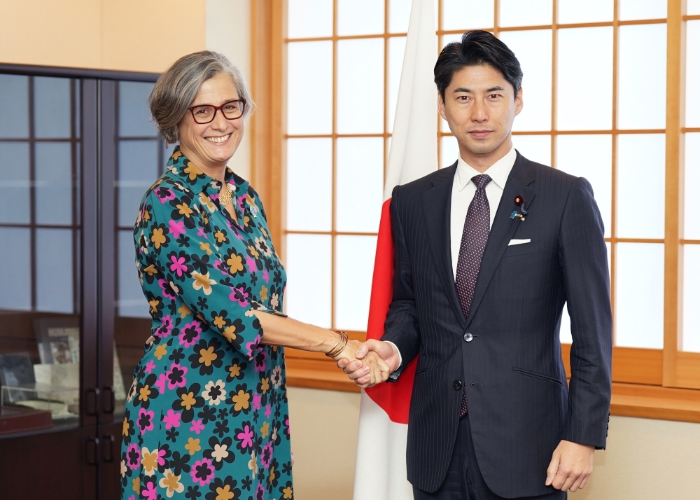 ロスバッハ事務局長と握手する中曽根外務副大臣