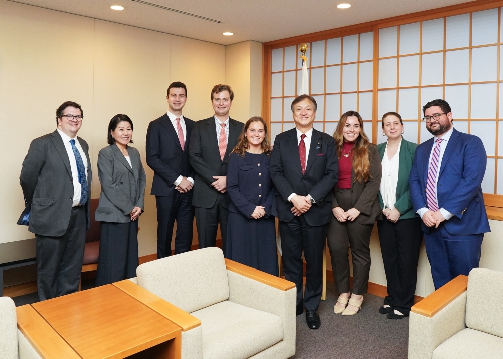 堀井副大臣はと米国連邦議会首席補佐官一行との記念撮影