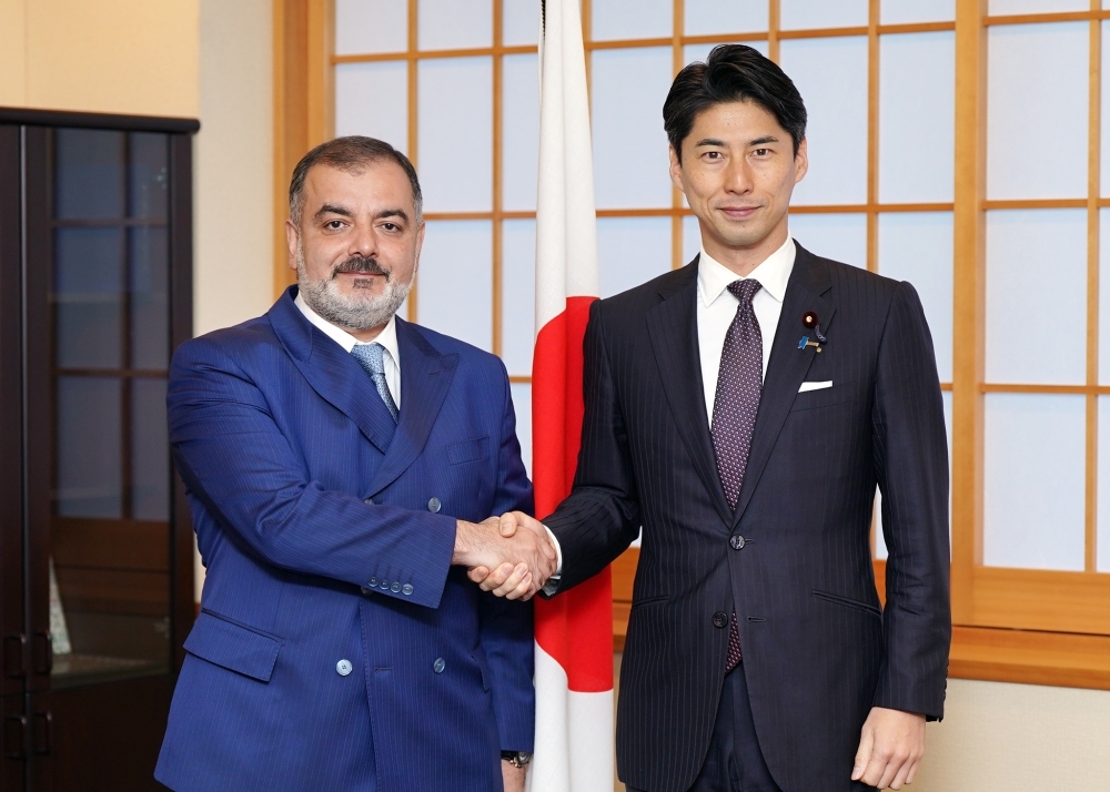 タリボフ駐日アゼルバイジャン大使とあする中曽根康隆外務副大臣