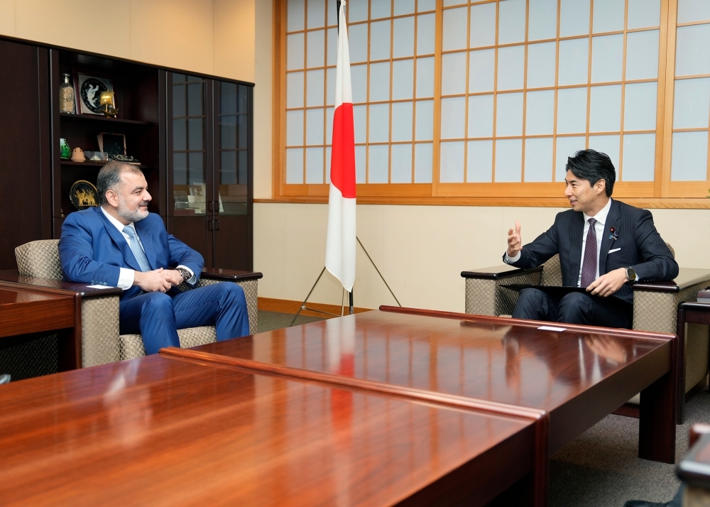 タリボフ駐日アゼルバイジャン大使と意見交換する中曽根康隆外務副大臣