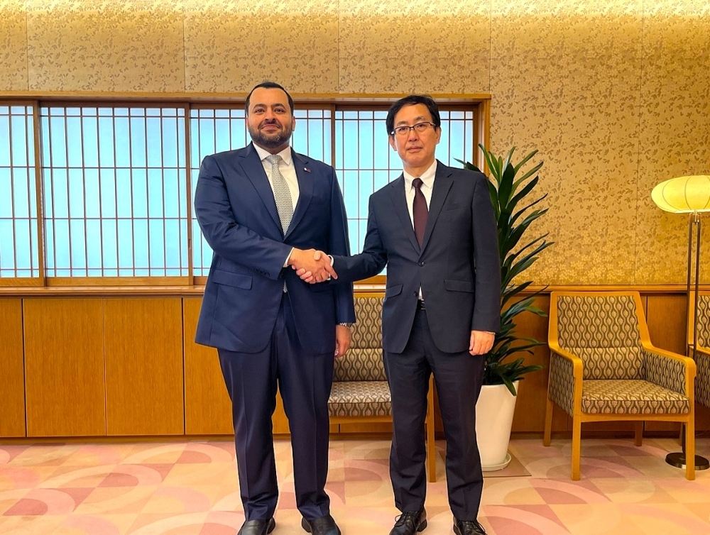 握手をする鯰外務審議官とフライフィ・カタール外務省国務大臣