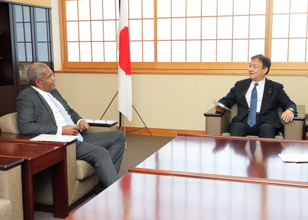 会談をする堀井副大臣とケニロレア大臣