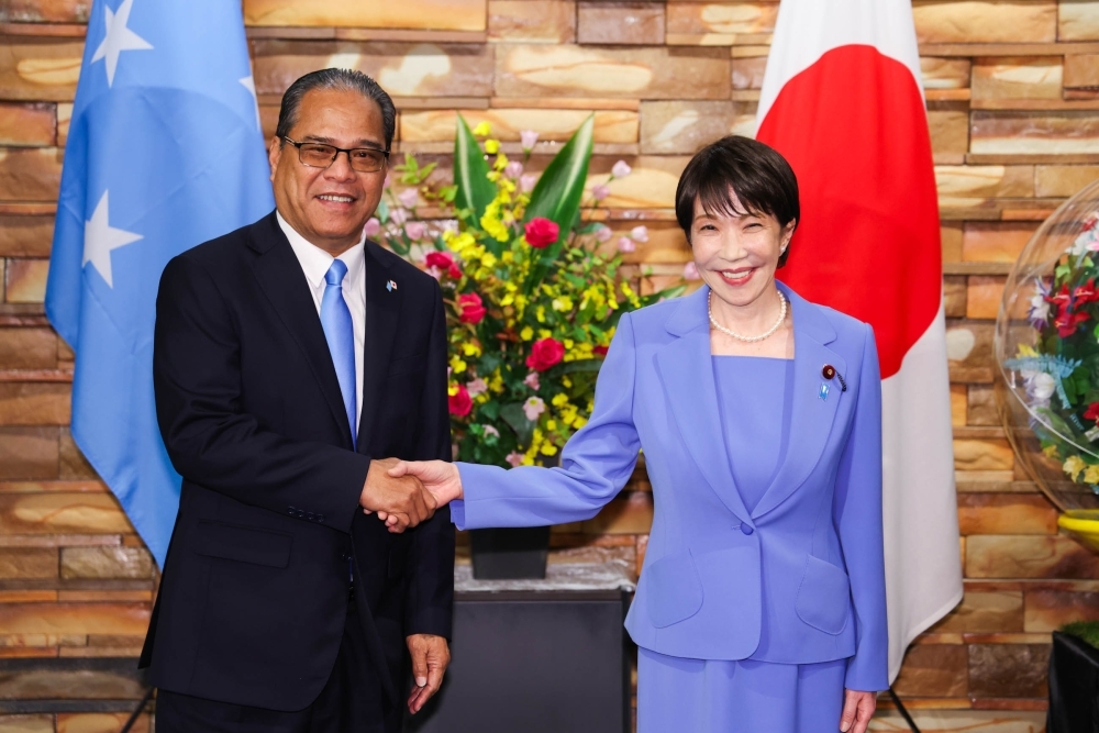 握手をする高市総理大臣とシミナ・ミクロネシア大統領
