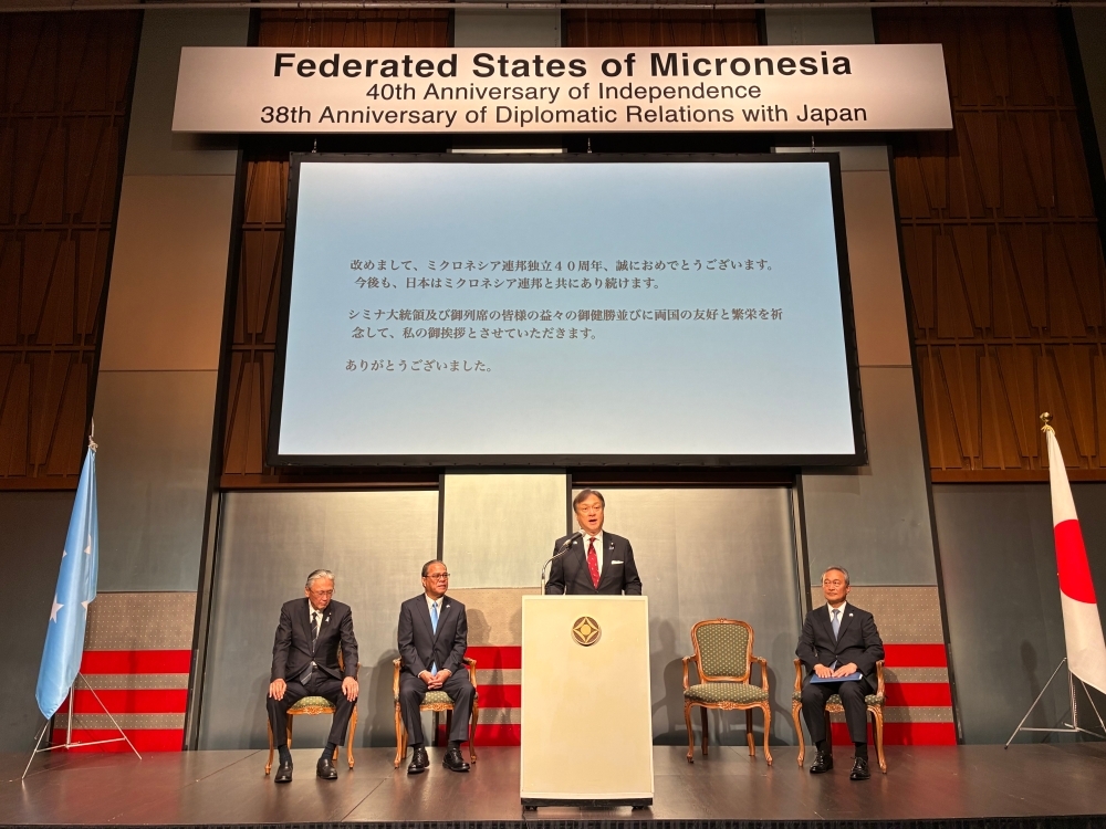 挨拶する堀井外務副大臣