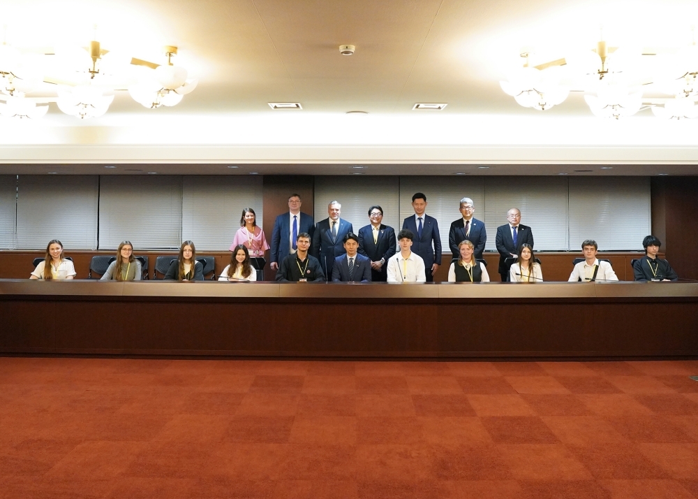 中曽根康隆外務副大臣とチェコ避難中のウクライナ人青少年等の記念写真