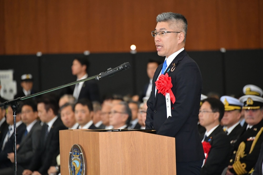 祝辞を述べる藤井政務官の様子