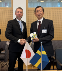 川村裕外務省科学技術協力担当大使と、ダーヴィッド・エドヴァルドソン教育研究省研究政策局長