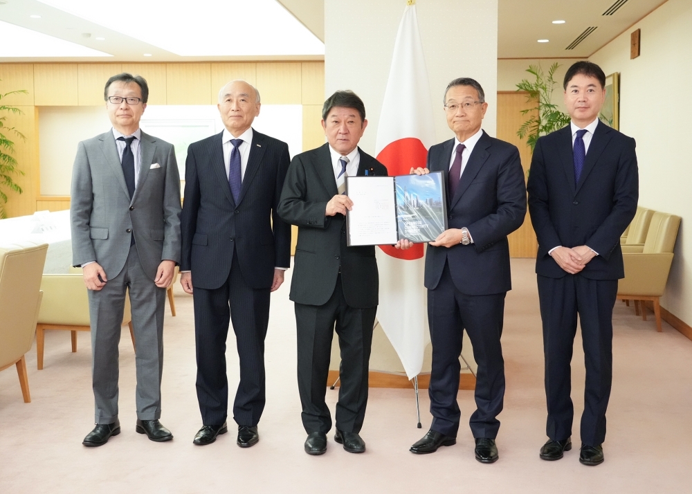 APECビジネス諮問委員会一行と茂木大臣との集合写真