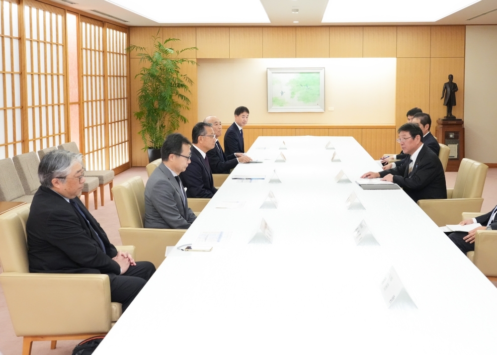 APECビジネス諮問委員会一行と懇談する茂木大臣