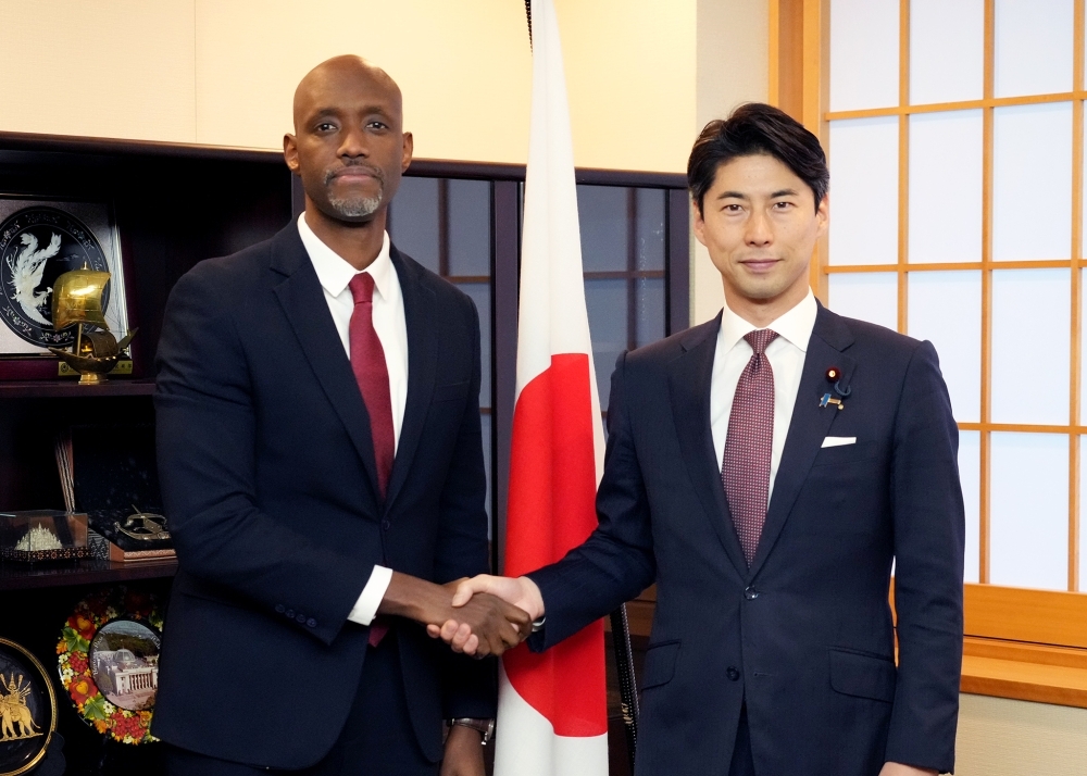 握手をする中曽根外務副大臣とアフリカ・ルワンダ開発庁CEO