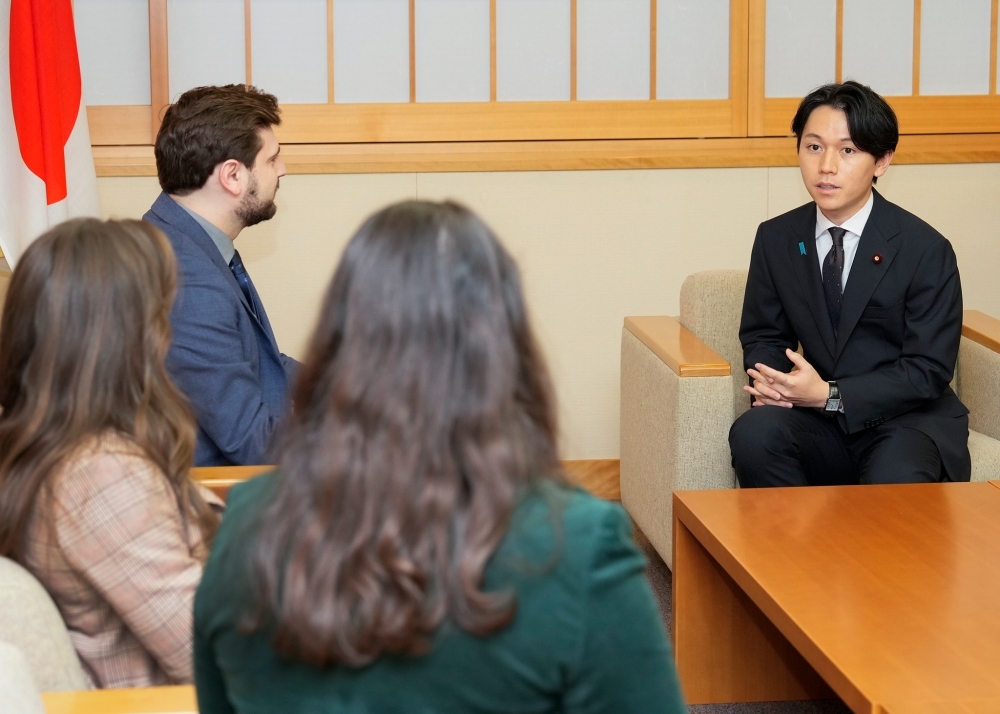 大空政務官とユダヤ系米国人との意見交換の様子