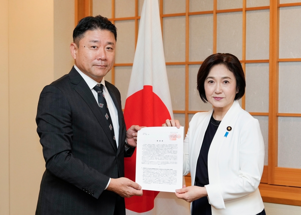 神保日本労働組合総連合会事務局長から要請書を受け取る生稲外務大臣政務官