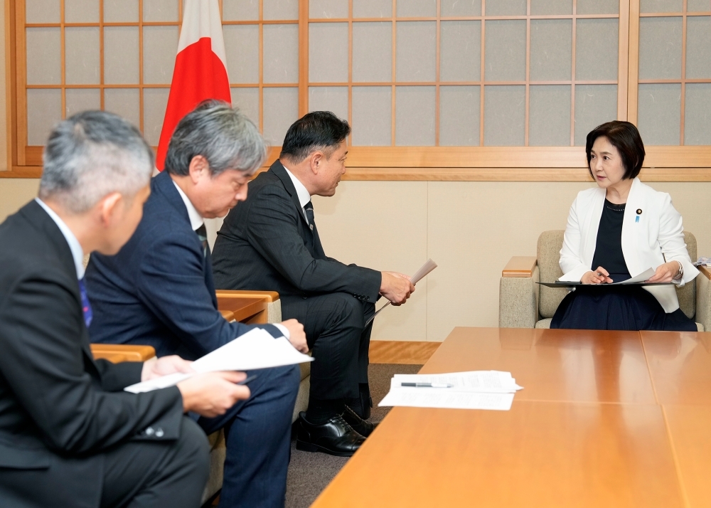 日本労働組合総連合会関係者と意見交換をする生稲外務大臣政務官