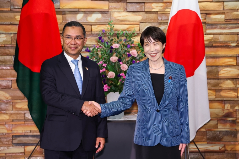 握手をする高市総理大臣とタレク・ラーマン・バングラデシュ首相