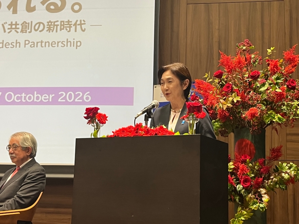 挨拶を行う生稲外務大臣政務官