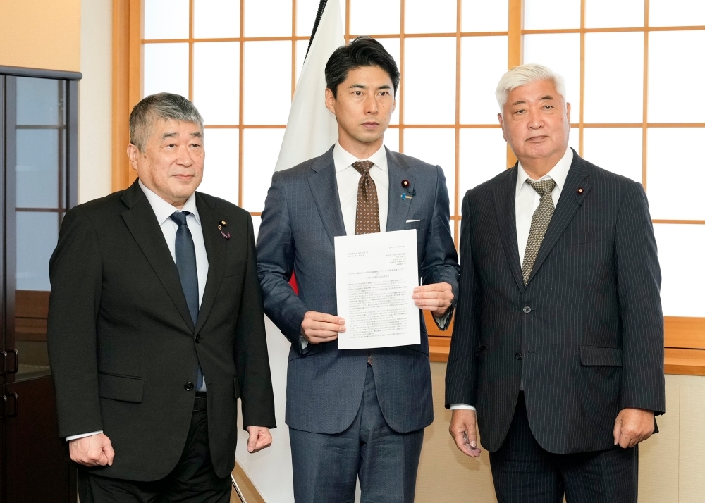超党派人道外交議員連盟から要望書を受け取る中曽根外務副大臣
