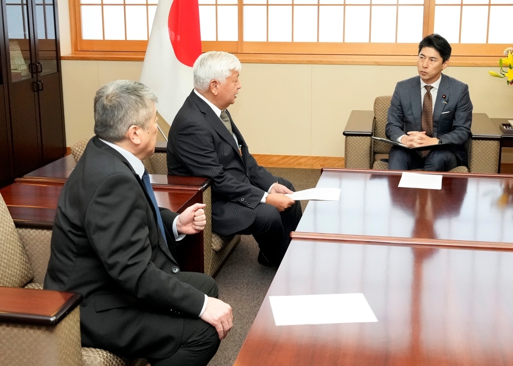 中曽根外務副大臣と超党派人道外交議員連盟との意見交換の様子