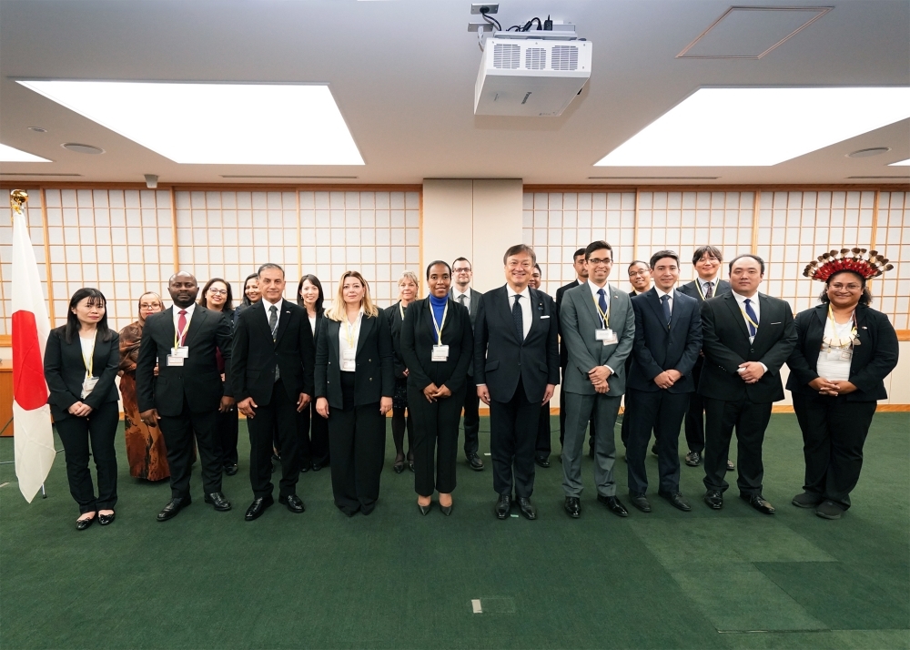 堀井外務副大臣とリーダーシップ研修参加者との集合写真