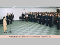 外務省職員に対し訓示を行う川口外務大臣（2002年２月）