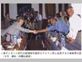 東ティモール初代大統領就任直前のグスマン氏と会談する小泉総理大臣（４月　提供：内閣広報室）