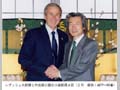 ブッシュ大統領との会談に臨む小泉総理大臣（２月　提供：AFP＝時事）