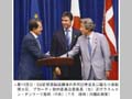 第11回日・EU定期首脳協議後の共同記者会見に臨む小泉総理大臣、プローディ欧州委員会委員長（左）及びラスムセン・デンマーク首相（中央）（７月　提供：内閣広報室）