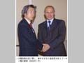 日露首脳会談に際し、握手をする小泉総理大臣とプーチン露大統領（2003年１月）