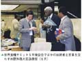 世界食糧サミット５年後会合でほかの出席者と言葉を交わす水野外務大臣政務官（６月）