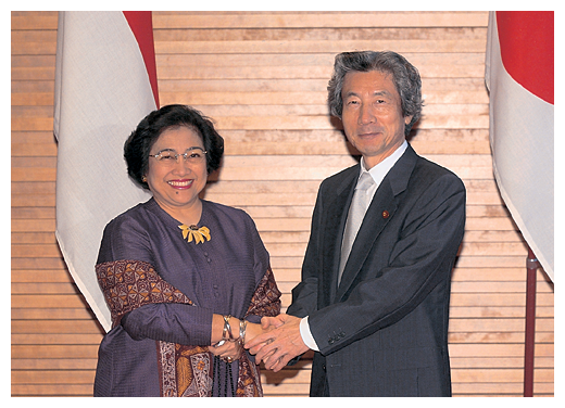 ▼国賓として訪日したメガワティ・インドネシア大統領と小泉総理大臣（6月　提供：内閣広報室）