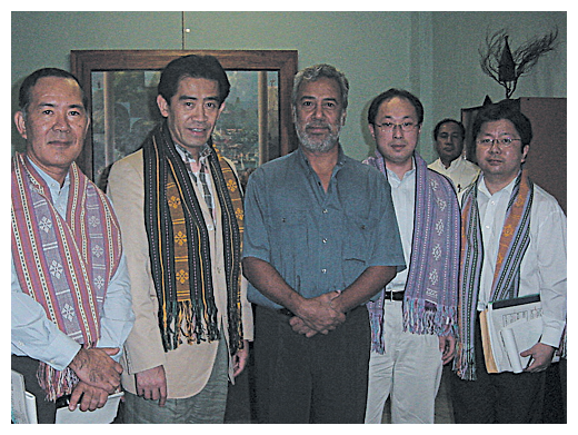 ▼グスマン・東ティモール大統領と会談する逢沢外務副大臣（2004年2月）