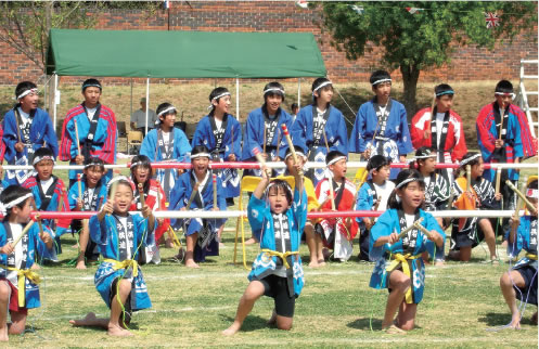 ヨハネスブルグ日本人学校の40周年記念大運動会で元気に踊る子供たち